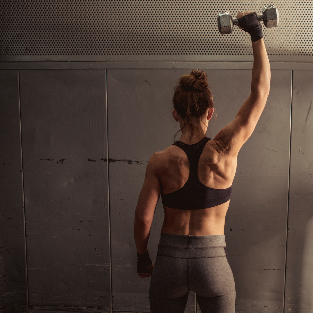 woman lifting a dumbell