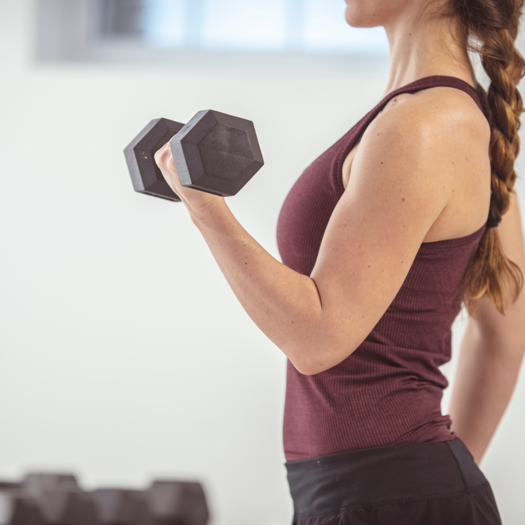 woman doing a bicep curl